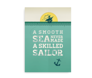 En plakat med et nautisk tema, hvor teksten "A smooth sea never made a skilled sailor" er skrevet i store, hvide bogstaver mod en turkisblå baggrund. Øverst på plakaten er der en illustration af et skib, der sejler på bølgerne med en gul sol i horisonten. Nederst til højre ses et anker, der er faldet i vandet.