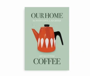 Plakat med rød retro kaffekande og teksten "Our home runs on love, laughter and cups of strong coffee".