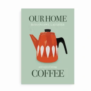 Plakat med rød retro kaffekande og teksten "Our home runs on love, laughter and cups of strong coffee".
