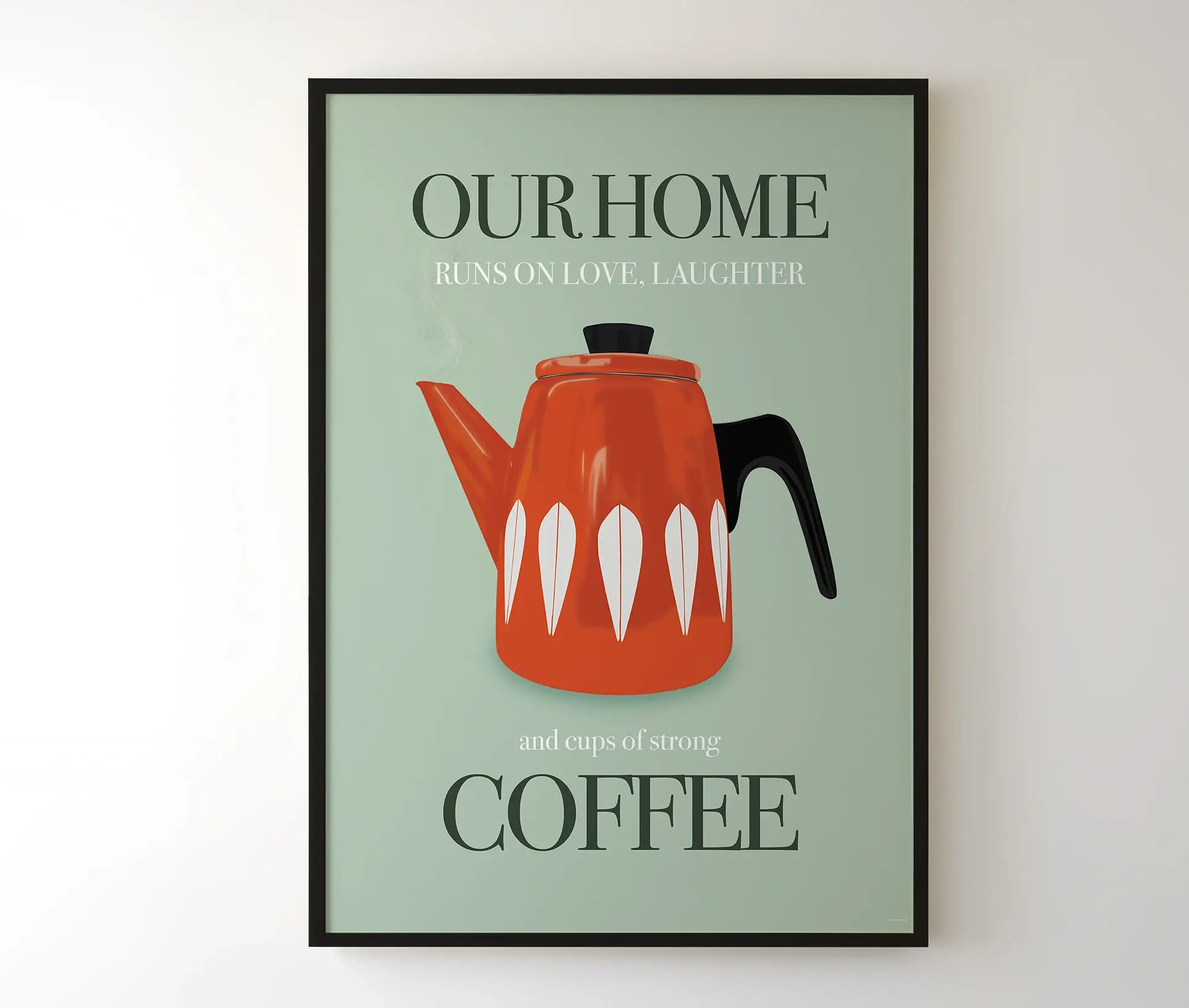 Plakat med rød kaffekande og teksten "Our home runs on love, laughter and cups of strong coffee" i sort ramme.