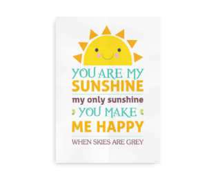 Plakat med en smilende gul sol og teksten "You are my sunshine, my only sunshine, you make me happy when skies are grey" i lyse og farverige bogstaver.