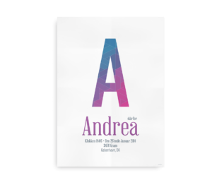 Personlig navneplakat med et stort geometrisk forbogstav i blå og lilla nuancer, med plads til navn og fødselsdetaljer under bogstavet.
