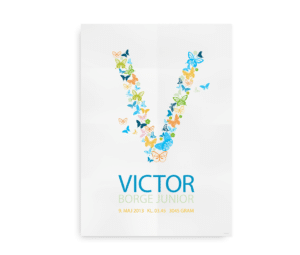 Personlig navneplakat med et stort forbogstav dannet af farverige sommerfugle, med plads til navn og fødselsdetaljer under bogstavet.