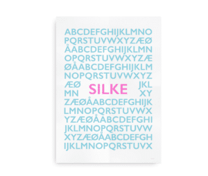 Alfabetplakat tilpasset med navn i midten. Særligt velegnet til piger.
