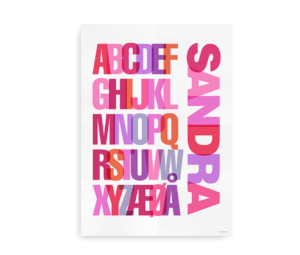 Farverig alfabet plakat med personligt navn i røde og pink nuancer.