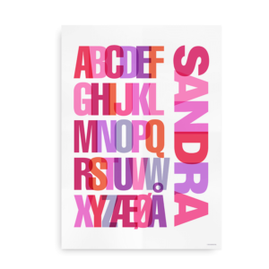 Navneplakat med farverigt alfabet pige