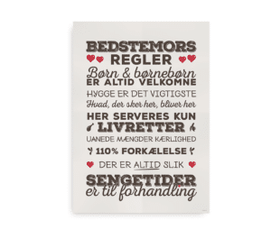 Plakat med teksten "Bedstemors regler", der fremhæver hygge, kærlighed og forkælelse med sort og rød skrift på en varm baggrund.