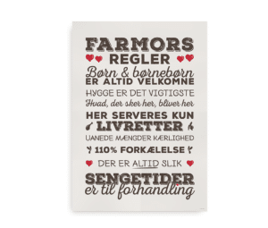 Plakat med teksten "Farmors regler" i mørkebrun skrift på en lys beige baggrund, dekoreret med små røde hjerter.