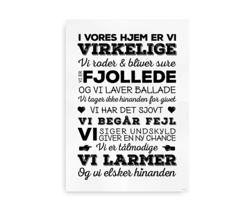 Sort-hvid plakat med teksten "I Vores Hjem Er Vi", der lister sjove og kærlige udsagn om at begå fejl, sige undskyld, lave ballade og elske hinanden, skrevet i varierende skrifttyper.