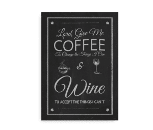 Plakat med vintage kridttavle-design med teksten "Lord, Give Me Coffee to Change the Things I Can & Wine to Accept the Things I Can't," illustreret med en kaffekop og et vinglas.