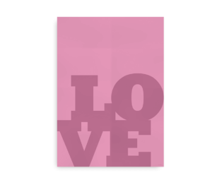Plakat med ordet "LOVE" i store mørkrosa blokbogstaver på en lys rosa baggrund, hvilket skaber et feminint og sammenhængende design.