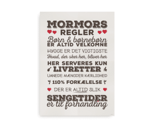 Plakat med teksten "Mormors regler" i sort skrift på en lys beige baggrund, dekoreret med små røde hjerter.