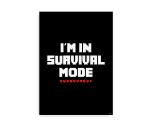 Plakat med teksten "I'm in Survival Mode" i pixeleret skrift og røde hjerter under teksten.