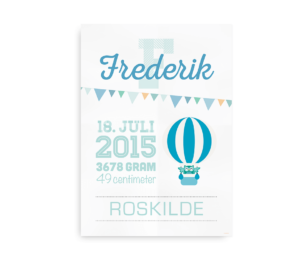 Personlig plakat med tilpasset navn, fødselsdetaljer, varmluftballonillustration og bynavn, dekoreret med farverige flag.