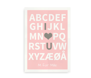 Personlig plakat med alfabetet i hvid skrift på lyserød baggrund, hvor et bogstav og et hjerte er fremhævet, samt plads til tilpasning af navn.