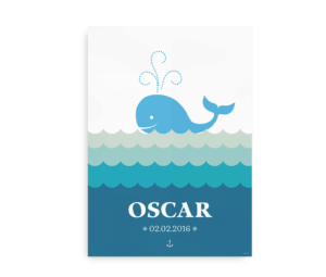 Personlig plakat med en smilende blå hval over bølger i forskellige blå nuancer og plads til tilpasning af navn og dato.