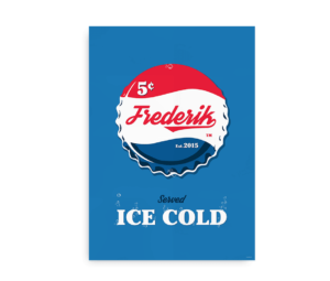 Retro-inspireret navneplakat med et design af en sodavandskapsel, hvor kunden kan tilføje eget navn og fødselssår, omgivet af teksten "Served Ice Cold."