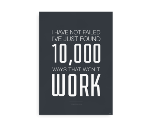 Motiverende plakat med teksten "I have not failed. I've just found 10,000 ways that won't work" i hvid skrift på en mørk baggrund.