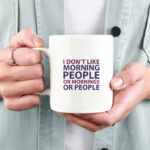Krus med teksten "I don't like morning people or mornings or people"