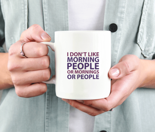 Krus med teksten "I don't like morning people or mornings or people"