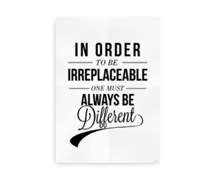 Motiverende plakat med teksten "In order to be irreplaceable, one must always be different" i sort skrift på hvid baggrund.