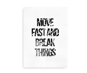 Plakat med teksten "Move Fast and Break Things" i sort med en knust glas-effekt som baggrund.
