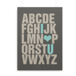Alfabetplakat med engelsk alfabet og med teksten "I (love) U" fremhævet