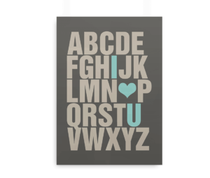 Alfabetplakat med teksten "I ❤ U" fremhævet i turkis på en mørkegrå baggrund.