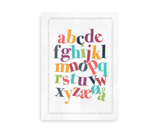 Flerfarvet alfabetplakat med små bogstaver fra a til å, arrangeret på en lys baggrund med gentagende bogstavrækker i kanten.