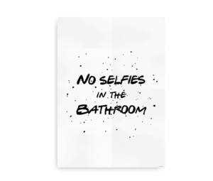 Hvid plakat med sort tekst "No selfies in the bathroom" omgivet af små sorte pletter for et sjovt og stilrent look.