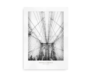 Skitse af Brooklyn Bridge i New York City set fra broens midtpunkt med et imponerende perspektiv af stålkablerne.