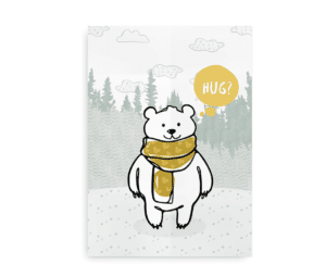 Plakat med illustration af en sød bjørn med et gult halstørklæde, der spørger "HUG?" omgivet af en sneklædt skov.