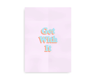 Plakat med teksten "Get With It" i lyse pastelfarver på en lys lilla baggrund.