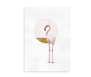 Kunstnerisk plakat med en elegant lyserød flamingo foran en halvcirkel i pastelrosa og gyldent mønster.