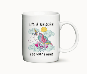 Hvidt krus med en farverig illustration af en enhjørning og teksten "I'm a unicorn – I do what I want!".