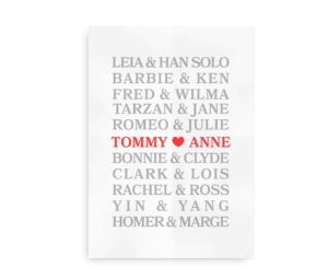 Kærlighedsplakat med ikoniske parnavne og et par fremhævet i rød tekst og hjerte.