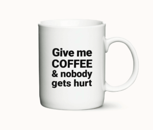 Hvid kaffekop med teksten "Give me coffee & nobody gets hurt" i sort skrift.