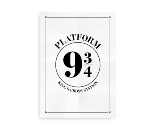 Minimalistisk sort-hvid plakat med teksten "Platform 9 ¾" og "King's Cross Station" i cirkulær opstilling, inspireret af Harry Potter-universet.