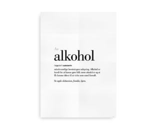 Minimalistisk plakat med en humoristisk definition af "alkohol" på dansk, der beskriver det som ophavet til mindeværdige fortællinger og kilden til dumme ideer, der virker som sund fornuft.