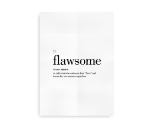 Minimalistisk vægkunst med definitionen af "flawsome" i fed tekst, indeholdende beskrivelsen: "an individual who embraces their 'flaws' and knows they are awesome regardless"