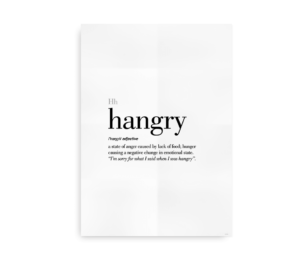 Minimalistisk vægkunst med definitionen af "hangry" i fed tekst, beskrevet som en tilstand af vrede forårsaget af sult og inkluderer citatet "I'm sorry for what I said when I was hangry"