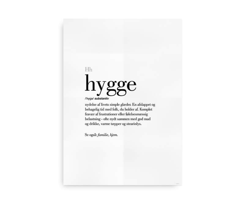 Plakat med definitionen af "hygge" på dansk og engelsk