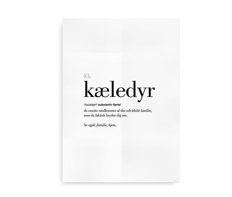 Plakat med definitionen af "kæledyr" på dansk og engelsk