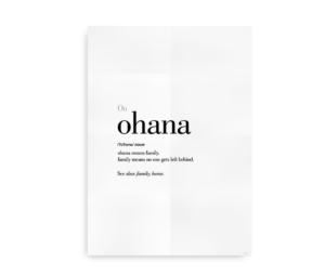 Minimalistisk plakat med definitionen af "ohana" i fed tekst, beskrevet som betydningen af familie, hvor ingen bliver efterladt