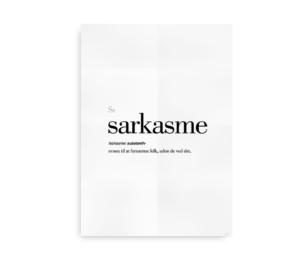 Minimalistisk plakat med definitionen af "sarkasme" i fed tekst, beskrevet som evnen til at fornærme folk uden, at de ved det