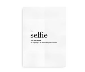 Minimalistisk plakat med definitionen af "selfie" i fed tekst, beskrevet som begyndelsen på slutningen for intelligent civilisation