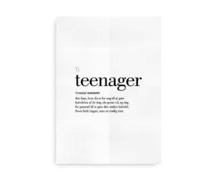Minimalistisk plakat med definitionen af "teenager" i fed tekst, beskrevet som en fase, hvor man er for ung til at gøre halvdelen af det, man vil, og for gammel til resten