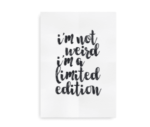 Sort tekst på hvid baggrund med citatet: "I'm not weird, I'm a limited edition."