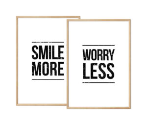 Sæt med to plakater med tekst: "Smile More" og "Worry Less" i sort typografi på hvid baggrund.
