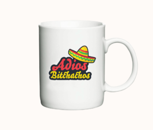 Hvid kaffekop med teksten "Adiós Bitchachos" og en farverig sombrero illustration.